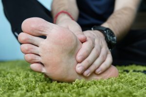 o que é fascite plantar no pé: dor na sola do pé