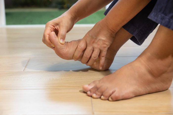 dor nos ligamentos do pé e tendões